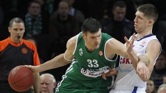 С мячом Кшиштоф Лавринович