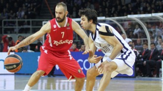 Вассилис Спанулис (слева) против Саши Вуячича