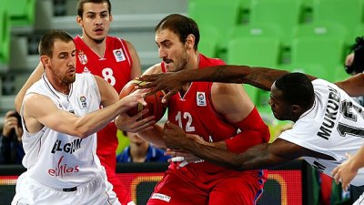 Ненад Крстич (в центре)