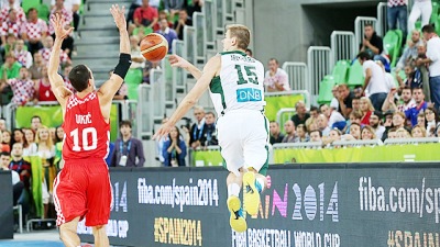 Роко Укич (справа) против Робертаса Явтокаса