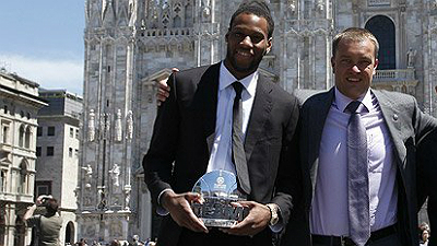 Сонни Уимз (слева)