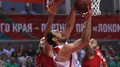 Ненад Крстич атакует