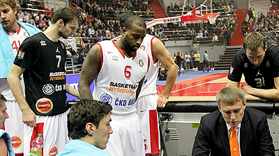 Дариус Вашингтон (в центре)