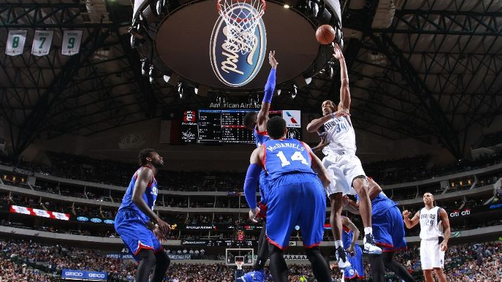 Брендан Райт атакует кольцо «Сиксерс»