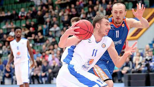 Элмедин Киканович (с мячом) против Алексея Ляшкевича