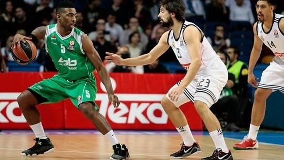 С мячом Кит Лэнгфорд