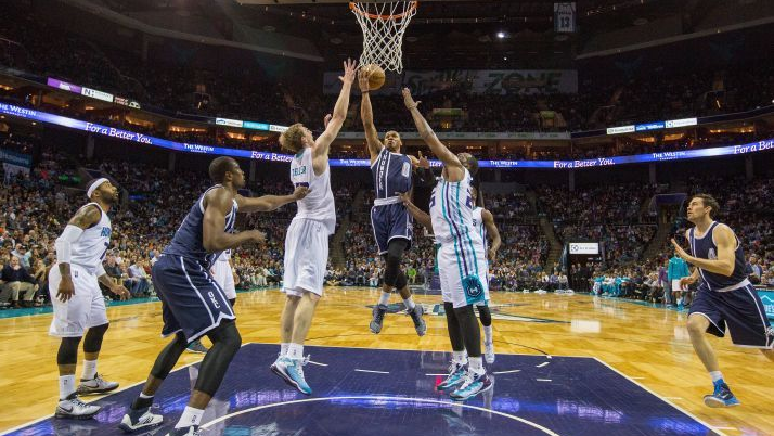 Рассел Уэстбрук (в центре) атакует кольцо соперника