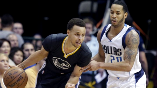 Стивен Карри (слева) против Девина Харриса