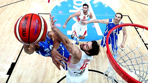 Греки не смогли остановить сборную Испании