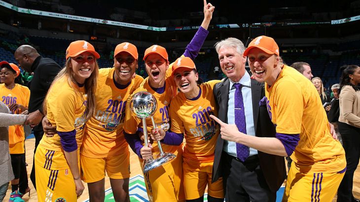 Евгения Белякова (крайняя слева)