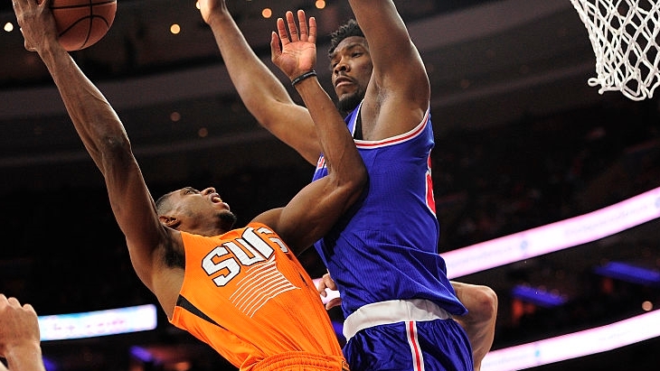 Джоэл Эмбид (справа) против Брэндона Найта