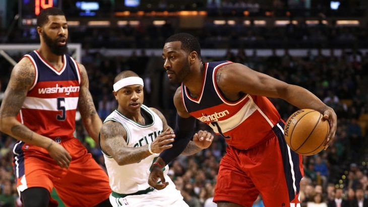 Айзея Томас (в центре) против Джона Уолла