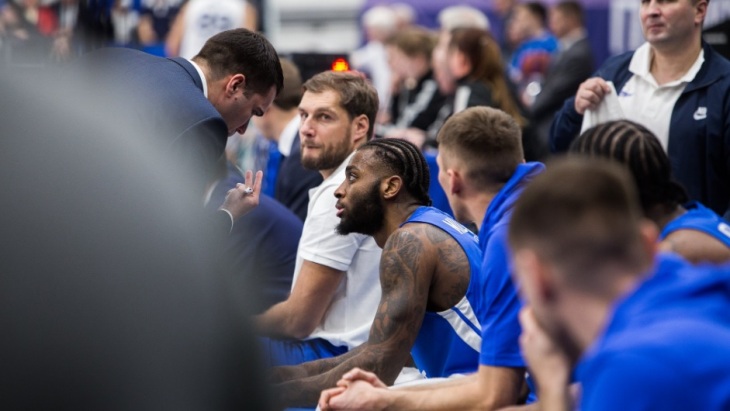 «Зенит» уступил лидеру группы