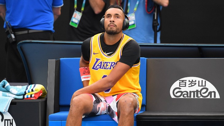 Ник Кирьос в футболке «Лейкерс» в матче 1/8 финала Australian Open