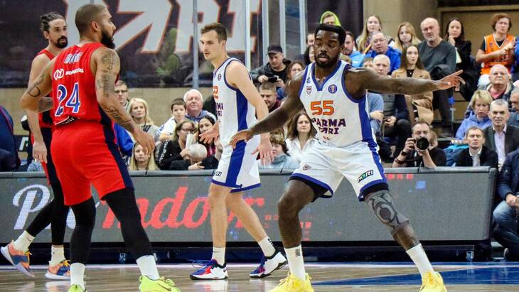 В защите Брайон Аллен