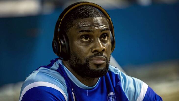 Защитник хозяев Джарред Огунгбеми-Джексон