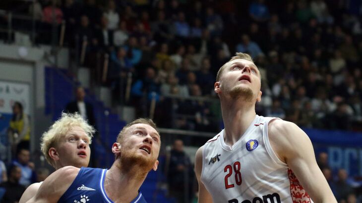 Нападающий МБА Андрей Лопатин (№28)