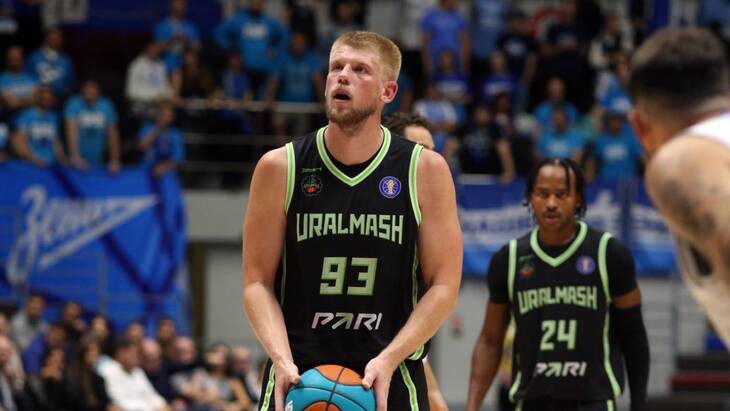 Форвард хозяев Александр Захаров