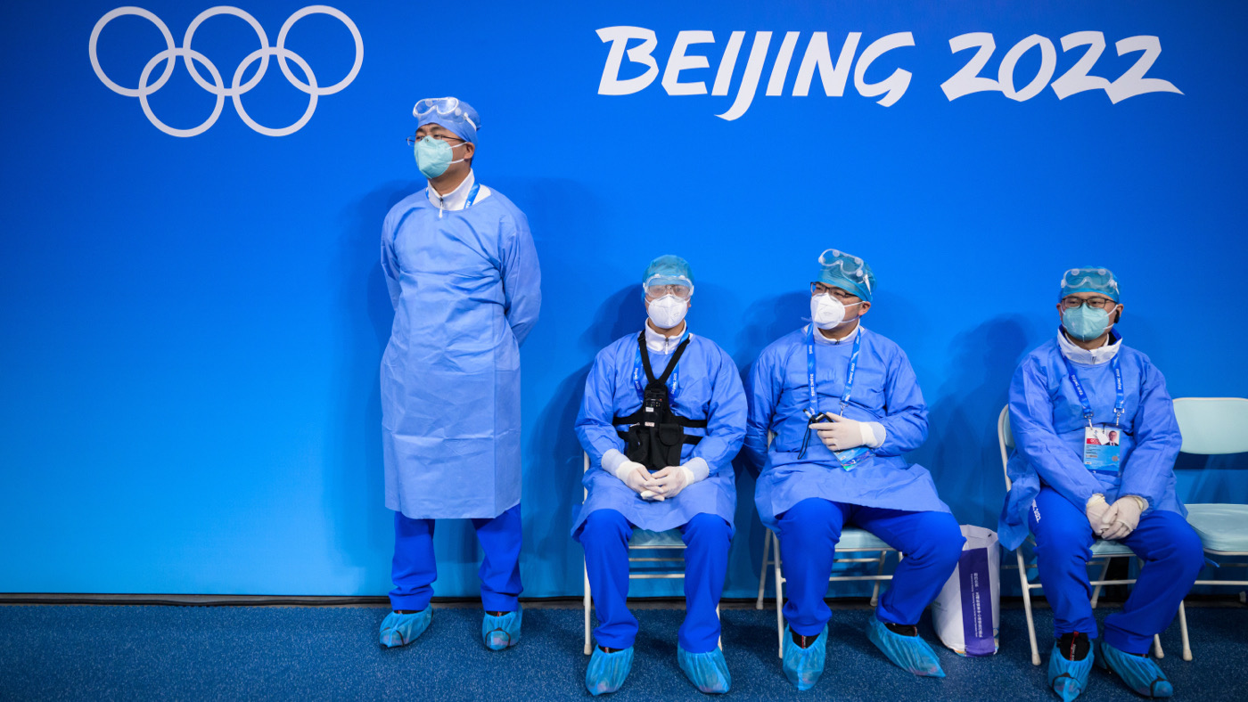 Медперсонал на хоккейной тренировке 