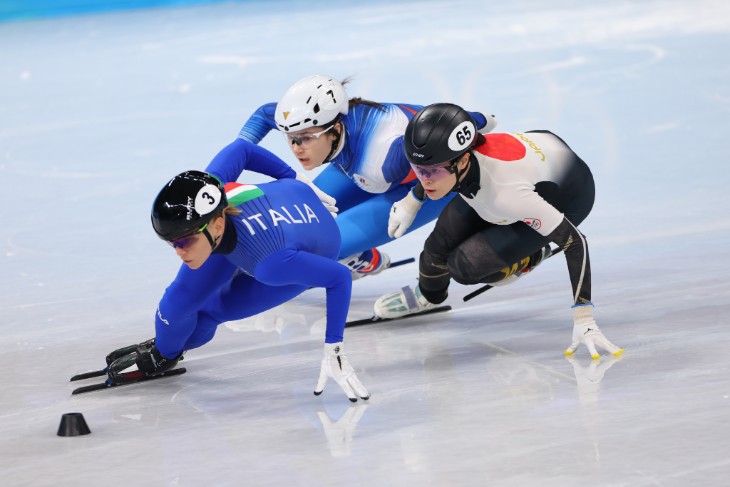 Софья Просвирнова (в центре)