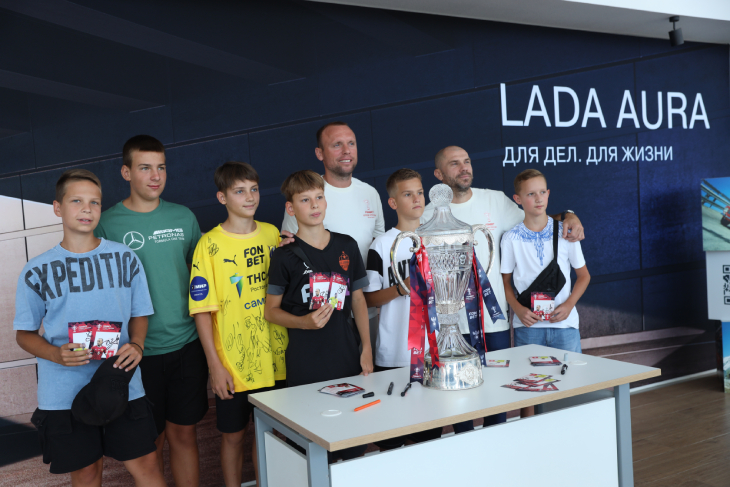 Тимофей Калачёв и Денис Глушаков с Кубком и фанатами