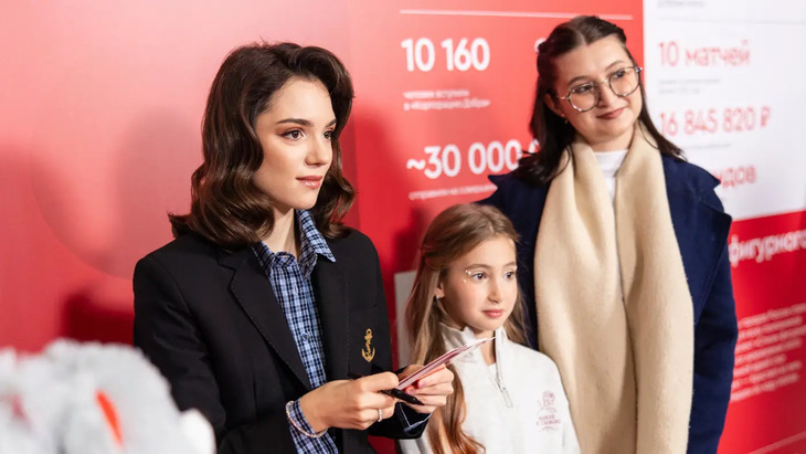 Евгения Медведева с болельщиками
