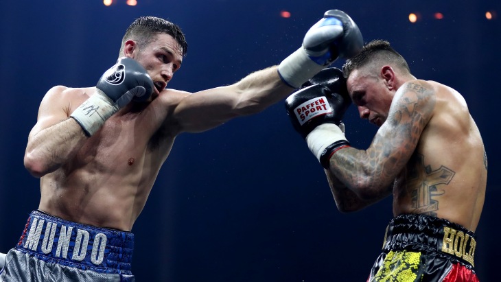 Каллум Смит (слева) победил Ники Хольцкена