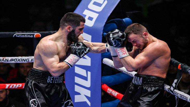 Артур Бетербиев (слева)