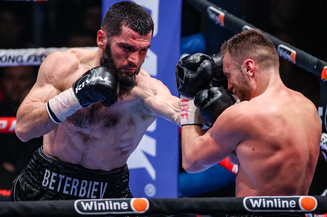 Артур Бетербиев (слева)