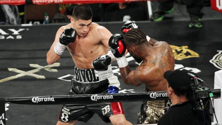 Дмитрий Бивол (слева)