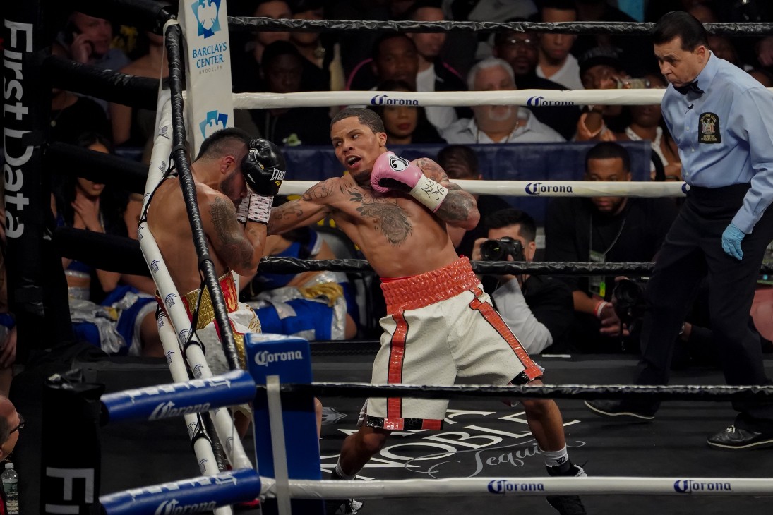 Джервонта Дэвис (справа)