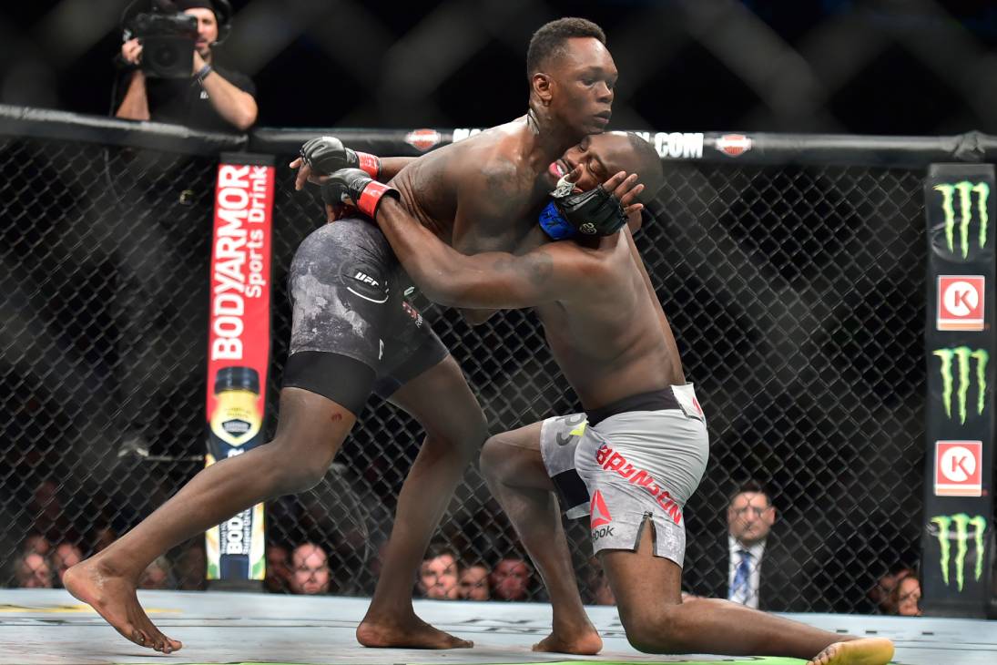 Исраэль Адесанья против Дерека Брансона