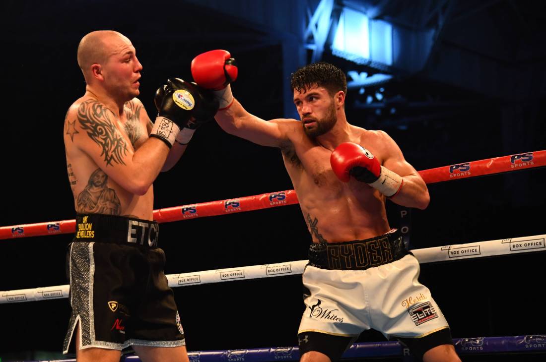 Джон Райдер (справа)