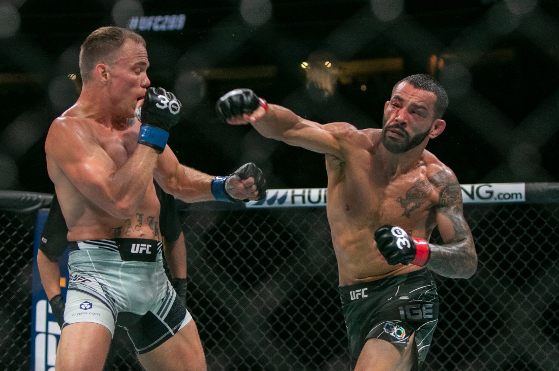 Дэн Иге (справа)