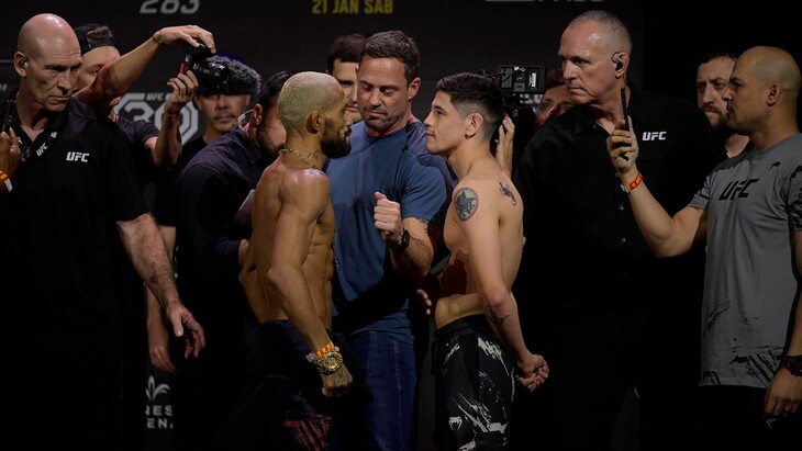 Брэндон Морено (справа)