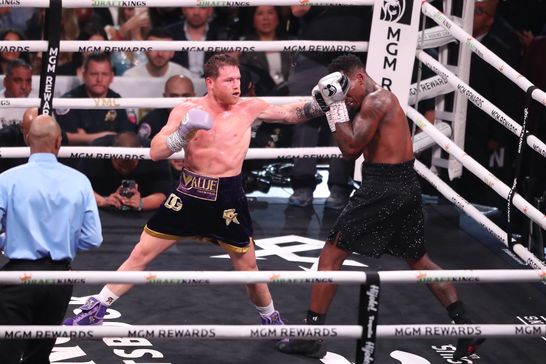 Сауль Альварес (слева)