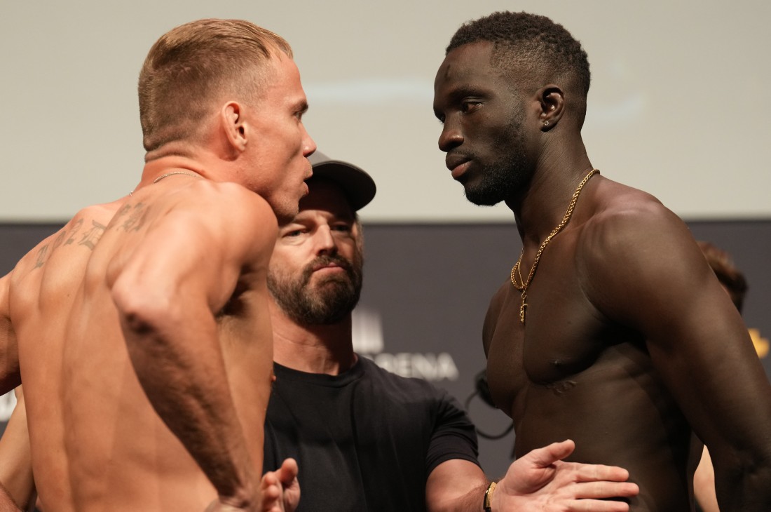 Дэвид Онама (справа)