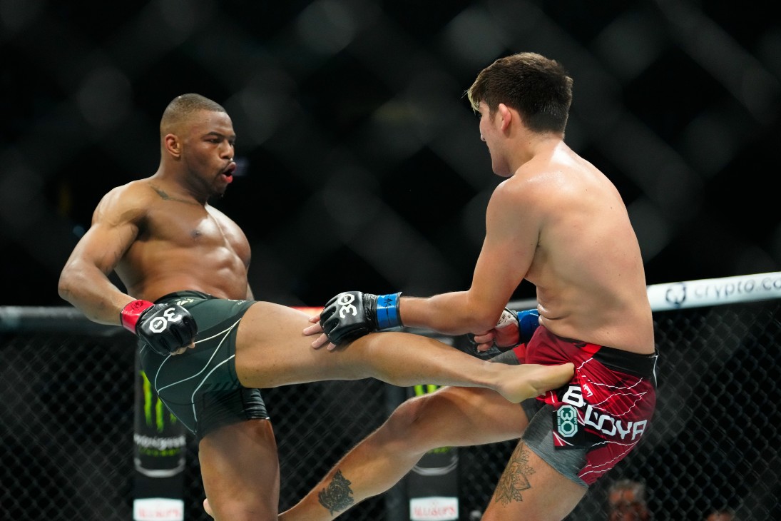 Хаос Уилльямс (слева)