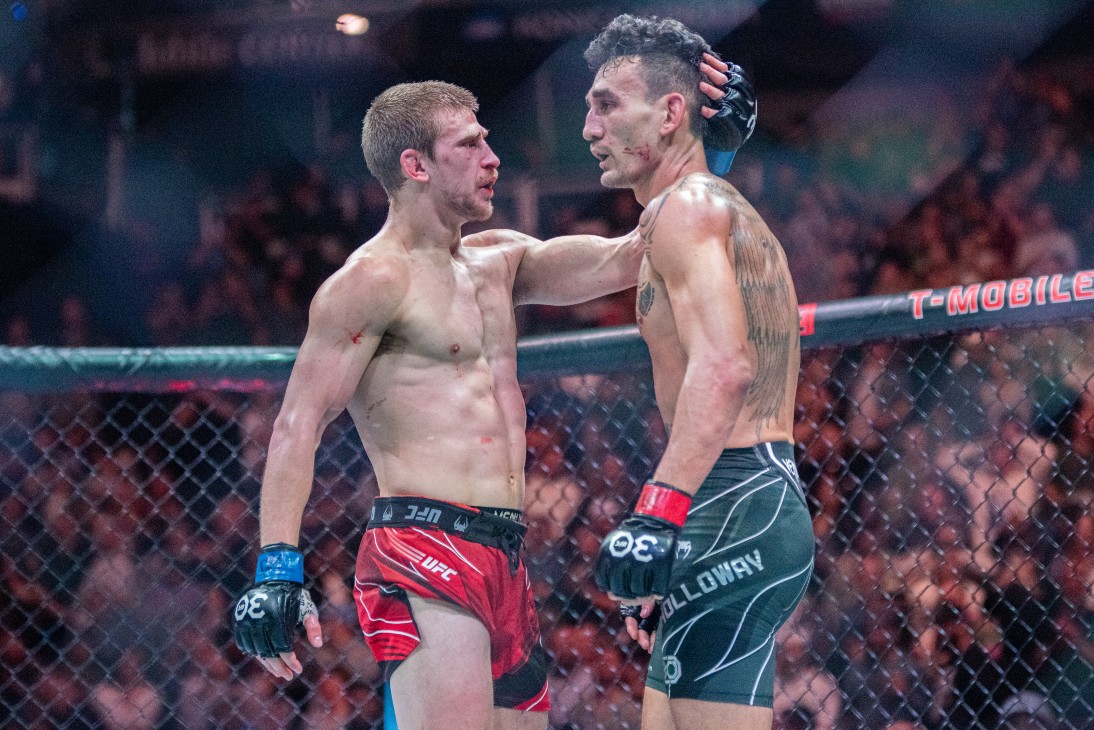 Макс Холлоуэй (справа)