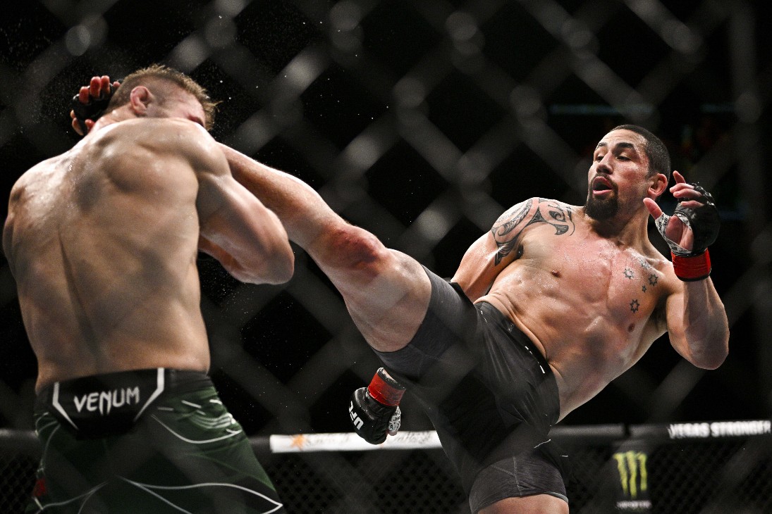 Роберт Уиттакер (справа)