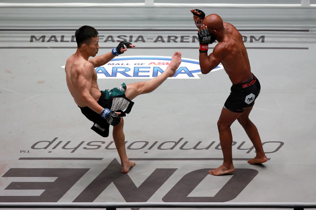 Деметриус Джонсон (справа)