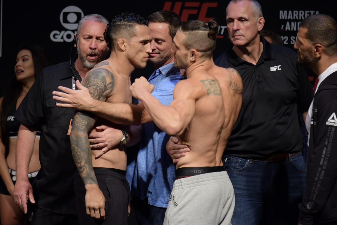 Чарльз Оливейра (слева)