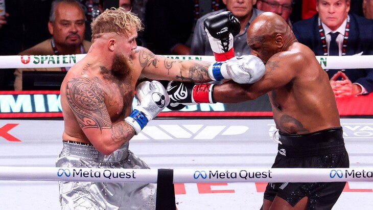 Майк Тайсон (справа)