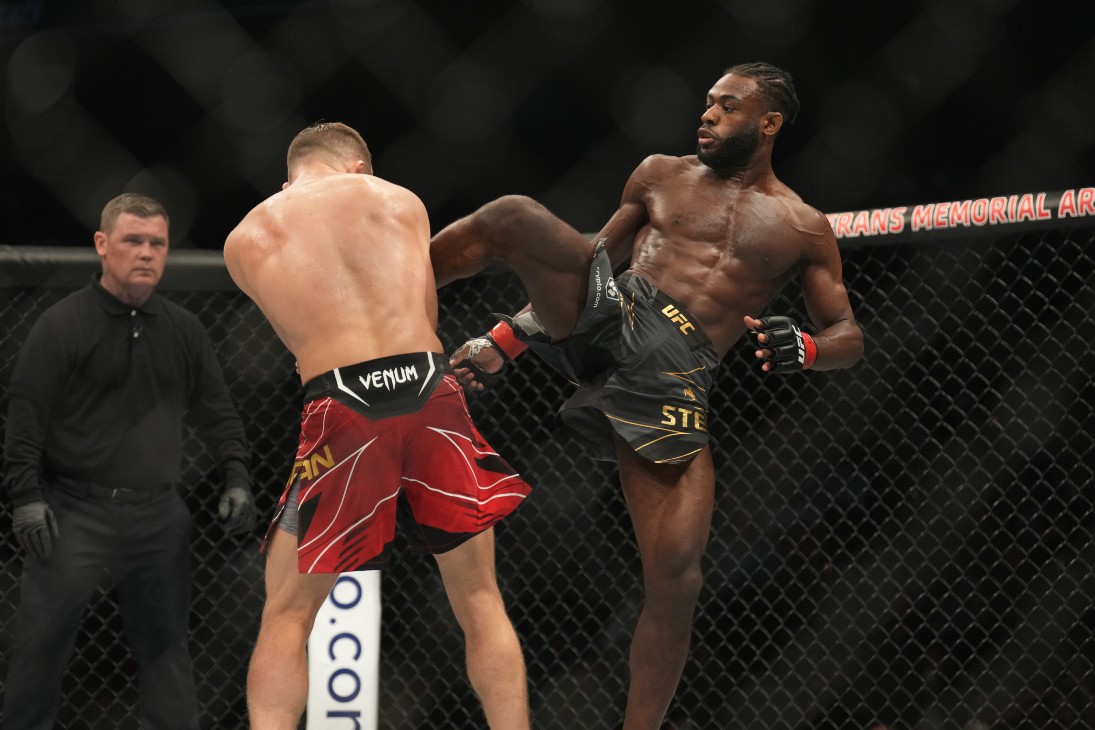 Петр Ян против Алджамейна Стерлинга