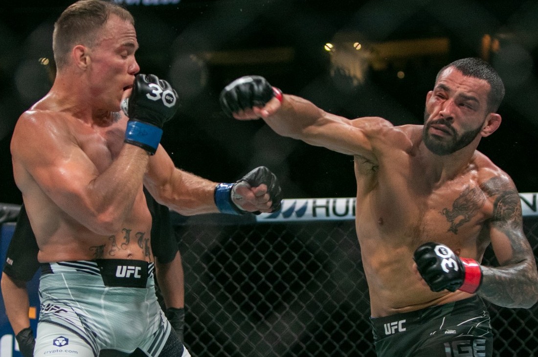 Дэн Иге (справа)