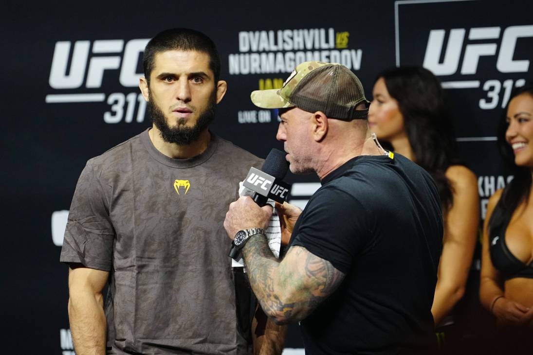 Ислам Махачев (слева)