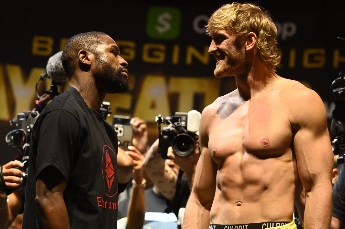 Логан Пол (справа)