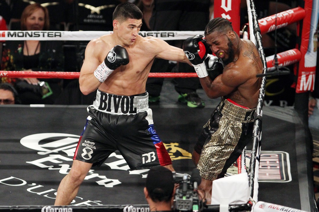 Дмитрий Бивол (слева)