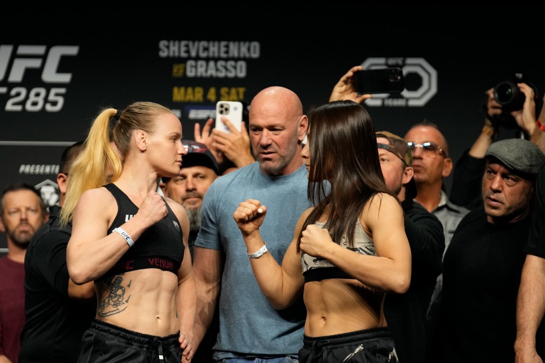 Алекса Грассо (справа)