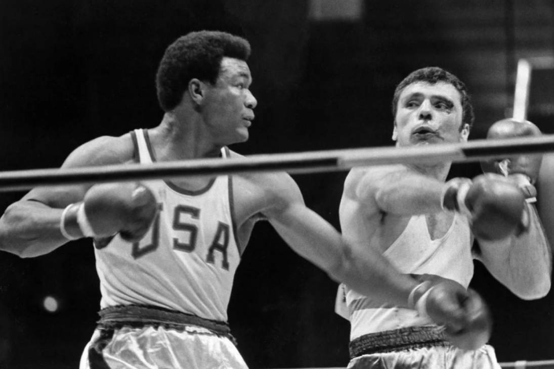 Джордж Форман (слева)